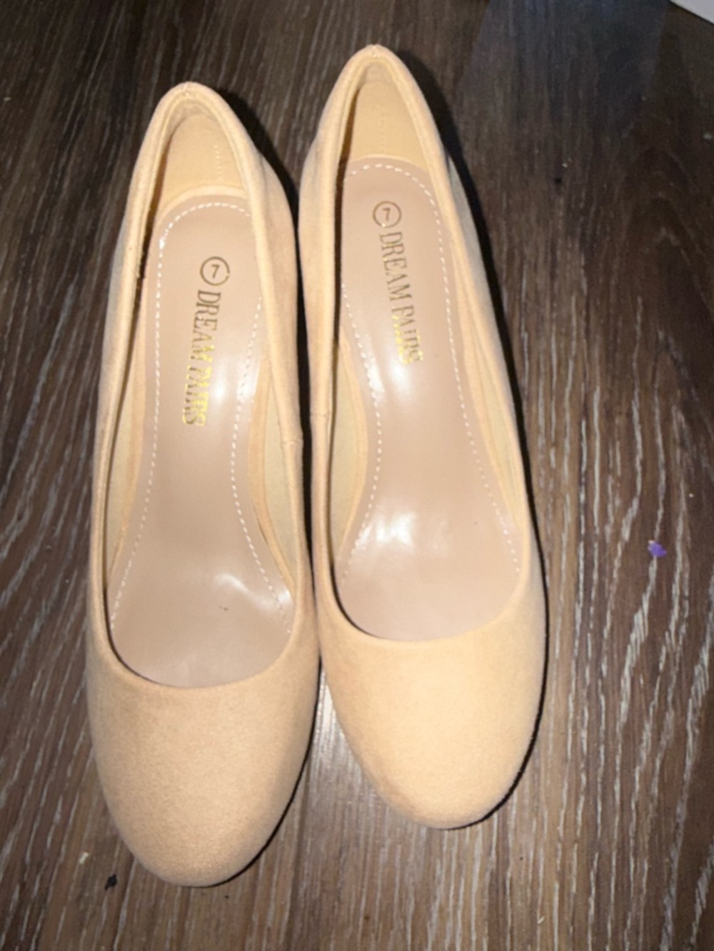 Dream Pairs Beige Suede Round-Toe Pumps NWOT